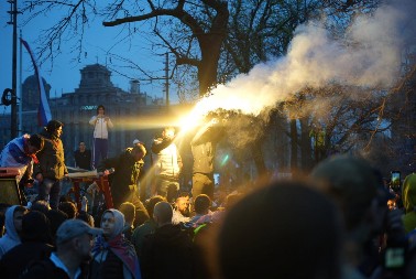 BLOKADERI UPALILI BAKLJE! Prave haos ispred Skupštine, tuče i incidenti, TENZIJA RASTE (VIDEO)