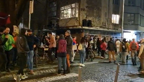 OVAKO LI SE ŽALI ZA STRADALIMA U NOVOM SADU?! Glasna tehno muzika i đuskanje, studenti blokaderi prave ŽURKU u centru grada! (VIDEO)