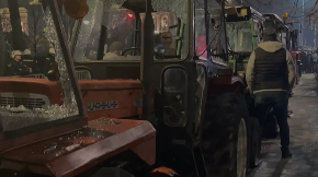 NEZAPAMĆEN VANDALIZAM U CENTRU BEOGRADA Traktori srpskih pljoprivrednika uništeni u potpunosti (VIDEO)