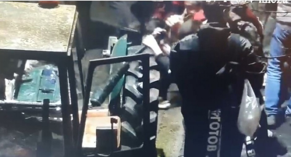 NE PRESTAJE NASILJE: Blokaderi i plenumaši uništavaju traktore (VIDEO)