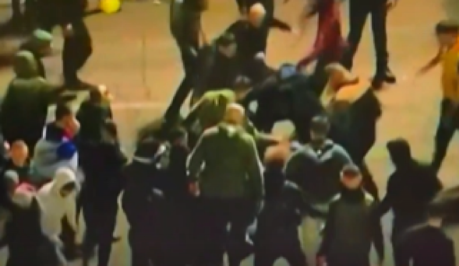 PRETUČEN LEŽAO NEPOMIČNO NA ASFALTU Grupa muškaraca tukla mladića rukama i nogama, HITNA GA ODNELA NA NOSILIMA