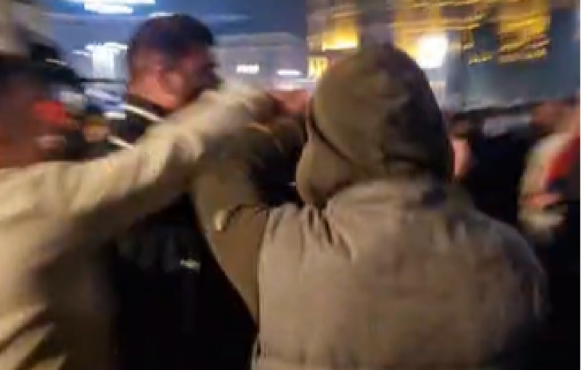 SNIMAK TUČE ISPRED KORDONA POLICIJE! Huligani u redovima demonstranata napali njihove koji su tražili da ne napadaju Pionirski park! (VIDEO)