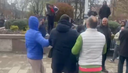 UZNEMIRUJUĆE! OPKOLILI ČOVEKA, PRISTALICA OPOZICIJE GA UDARA U GLAVU... Četvoro uhapšeno zbog brutalnog nasilja u Obrenovcu (VIDEO)