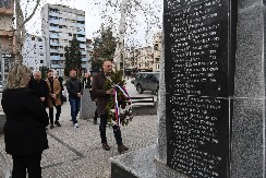 "PAMTIMO, NE ZABORAVLJAMO, SRBI ĆE NA KOSOVU OSTATI I OPSTATI NA SVOJIM OGNJIŠTIMA" U Kosovskoj Mitrovici odata počast žrtvama pogroma (FOTO)