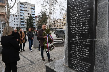 "PAMTIMO, NE ZABORAVLJAMO, SRBI ĆE NA KOSOVU OSTATI I OPSTATI NA SVOJIM OGNJIŠTIMA" U Kosovskoj Mitrovici odata počast žrtvama pogroma (FOTO)
