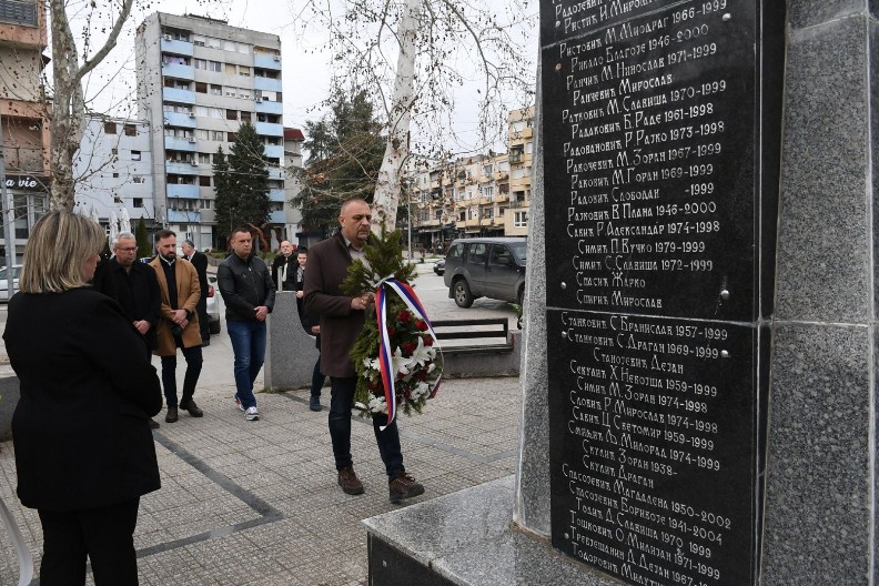 "PAMTIMO, NE ZABORAVLJAMO, SRBI ĆE NA KOSOVU OSTATI I OPSTATI NA SVOJIM OGNJIŠTIMA" U Kosovskoj Mitrovici odata počast žrtvama pogroma (FOTO)