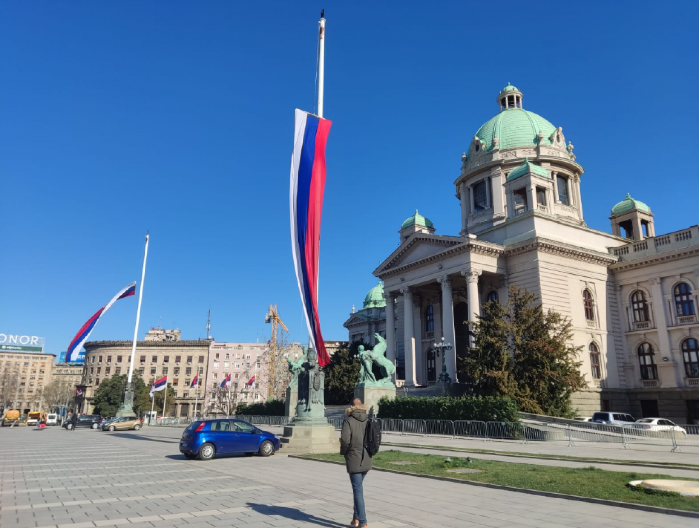 U SRBIJI JE DANAS DAN ŽALOSTI ZBOG TRAGEDIJE U KOČANIMA Zastave na pola koplja, ovo su pravila koja se moraju poštovati