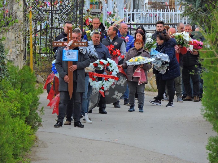 JEZIVE SCENE U KOČANIMA PARAJU DUŠU: Danas sahranjen vozač hitne pomoći, porodica i prijatelji nemi od bola (FOTO/VIDEO)