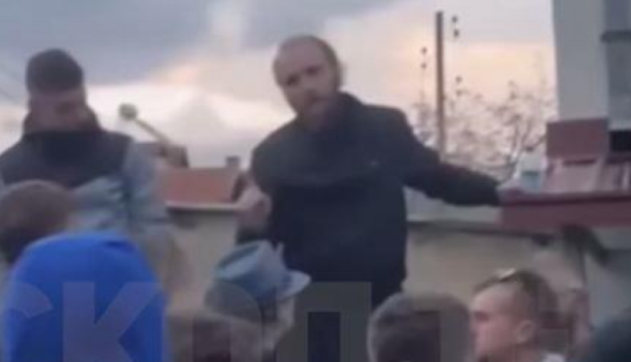 "HAJDE DA SAHRANIMO DECU, PA SPALITE GRAD" Jezive scene, sveštenik smiruje gnevne žitelje Kočana koji su krenuli da sruše kuću gradonačelnika