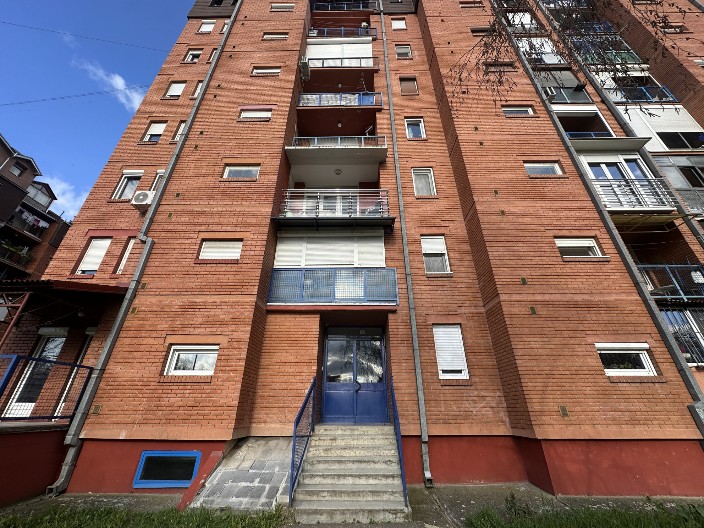 SIN UBIO RODITELJE U ČAČKU! NJihova tela pronađena IZBODENA u stanu, on posle zločina krenuo PEŠKE ZA BEOGRAD