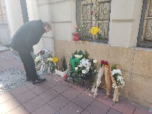 BEOGRAĐANI PALE SVEĆE ZA TRAGIČNO NASTRADALE U KOČANIMA Cveće ispred ambasade nakon nezapamćene tragedije (FOTO, VIDEO)