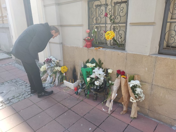 BEOGRAĐANI PALE SVEĆE ZA TRAGIČNO NASTRADALE U KOČANIMA Cveće ispred ambasade nakon nezapamćene tragedije (FOTO, VIDEO)