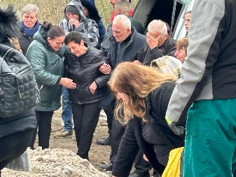 POLICAJAC NA RUKAMA IZNEO TELO SVOG DETETA IZ DISKOTEKE SMRTI: Kolege mu uzele pištolj da u očaju ne nešto ne napravi, narod Kočana u suzama