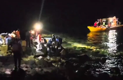 STRAVIČNA AVIONSKA NESREĆA! Avion sa 17 ljudi se srušio u more: Poginulo dvoje dece, među stradalima i muzička zvezda! (VIDEO)