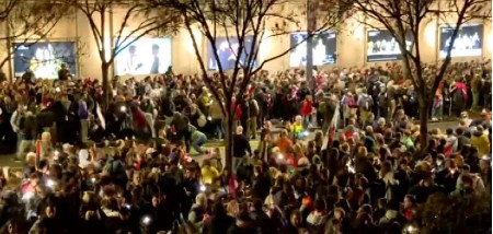 "PANIČNI STAMPEDO": Šibica u plastu sena