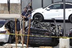 DRAMA U LAS VEGASU Nepoznati napadač bacio molotovljeve koktele i pucao u automobile Tesla (FOTO)