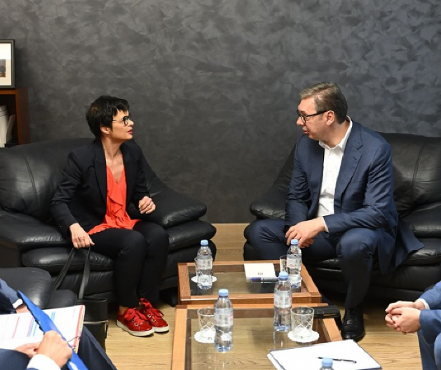 ZAHVALIO SAM NA PODRŠCI EVROPSKOM PUTU I RAZVOJU SRBIJE Vučić: Korektan i sadržajan razgovor sa komesarkom Kos iz Evropske komisije o aktuelnim dešavanjima u Srbiji