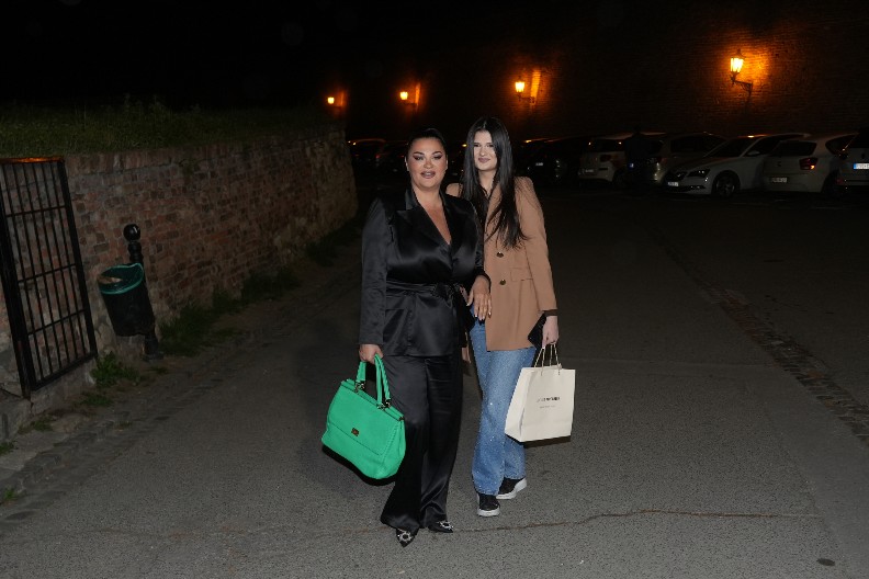 JANA JEDVA STOJI NA NOGAMA! Došla na rođendan kod Tanje Savić, ćerka je sve vreme drži, evo od čega boluje! (FOTO)