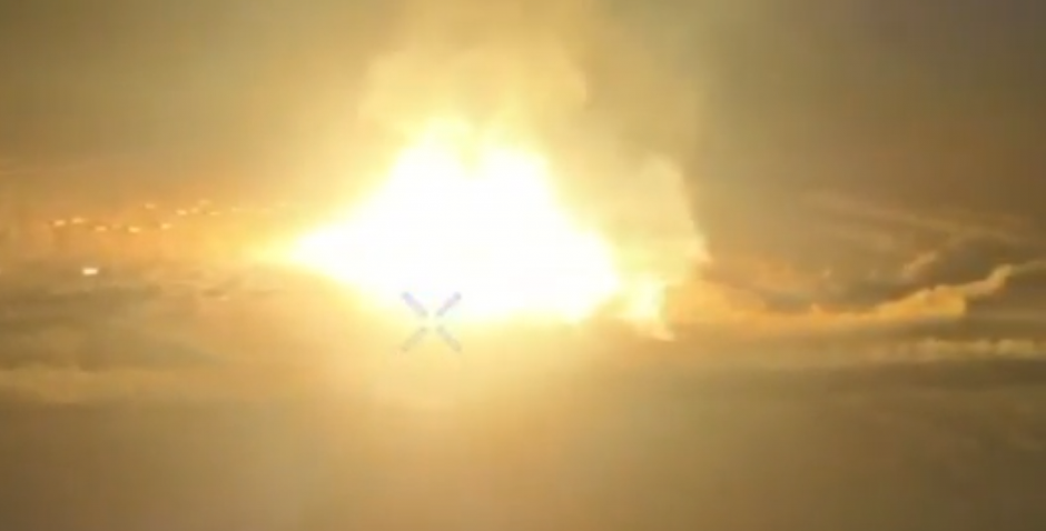 KOŠMAR ZA RUSIJU! UKRAJINSKA VOJSKA POGODILA BAŠ U SLABU TAČKU "Vatrena kula se diže u nebo... Ovo se vidi s Meseca" (VIDEO)