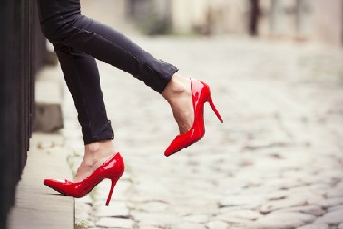 NA ŠTIKLAMA JE CEO DAN I NOGE JE NIKADA NE BOLE  Sada je pokazala genijalan trik koji rešava bol zauvek!