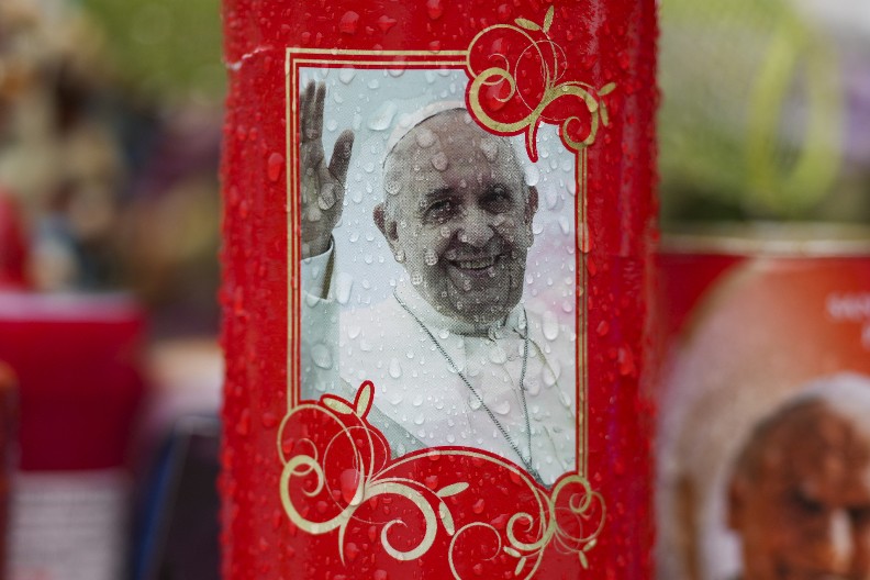 ŠOK IZ VATIKANA! Papa Franja ponovo uči da govori nakon terapije kiseonikom