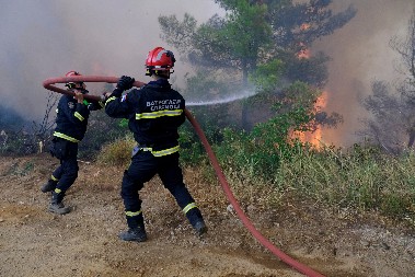 VELIKI POŽAR KOD JAGODINE Vatrogasci odmah izašli na teren da obuzdaju plamen!