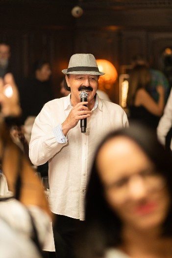 OVAKO IZGLEDA HARIS DŽINOVIĆ BEZ ŠEŠIRA Pevač neprepoznatljiv, uhvaćen kada je najmanje očekivao (FOTO)