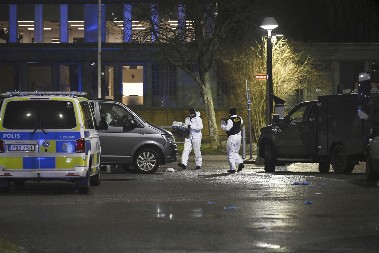 UPUCAN POZNATI REPER (34) Napadači iz automobila usmrtili jednog muškarca, pucnjava bila ciljana!