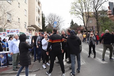 NOVE NEMILE SCENE NA ZVEZDARI  Blokaderi ne odustaju, provociraju i nasrću (VIDEO)