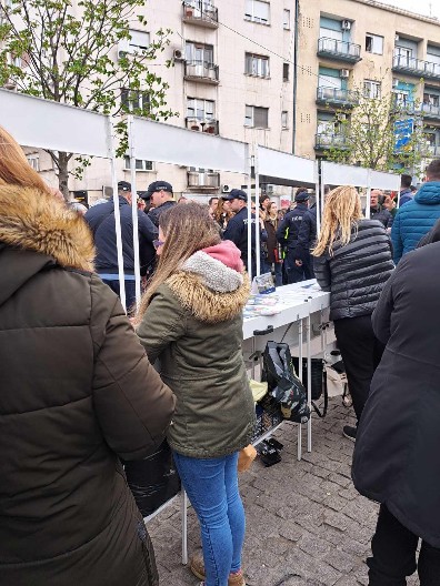 POPUT NAJSRAMNIJIH FAŠISTA! POGLEDAJTE ŠTA RADE Opkolili štand SNS i brane narodu da priđe  (VIDEO)