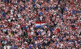 PREKINUTA FEŠTA HRVATA Policija četiri puta intervenisala, pa na kraju zatvorila kafić