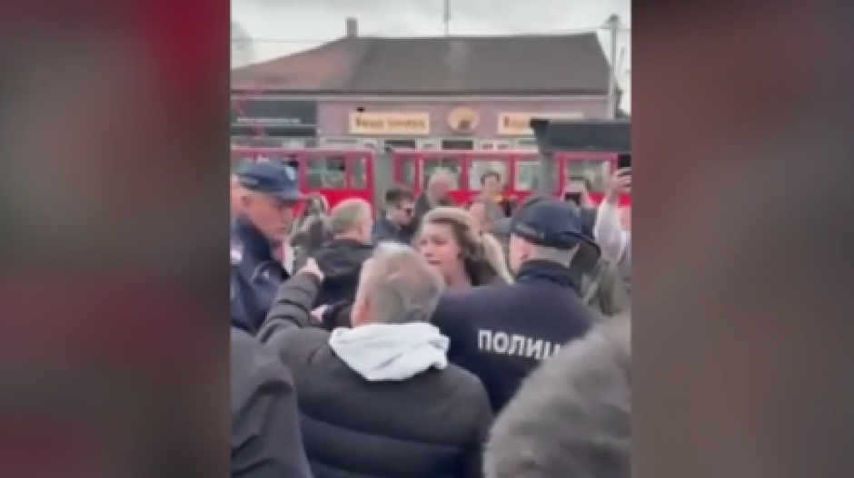 VUVUZELOM UDARILA NASTARIJU POSLANICU SNS NA OPŠTINI ZVEZDARA Divljanje blokadera sve gore!