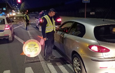 PIJANA ŽENA SE ZAKUCALA U TRI PARKIRANA VOZILA I POVREDILA DVE DEVOJČICE! Posle udesa u Kikindi htela da pobegne!