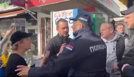 NEMILE SCENE NA ZVEZDARI Blokaderi nasrnuli na člana SNS-a, reagovala policija! (VIDEO)