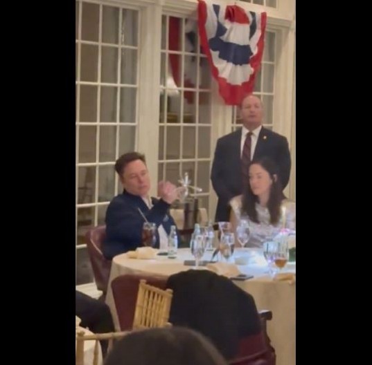 "DOKAZ DA JE ILON VANZEMALJAC" Snimak Maska na večeri kod Trampa postao viralan, pogledajte šta radi (VIDEO)