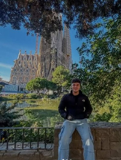 "NJEGOVO TELO NOSI OŽILJKE NJEGOVOG HEROJSTVA" Jovan (19) koji je iz "diskoteke smrti" u Kočanima spasao 21 osobu otpušten iz bolnice, građani ga dočekali APLAUZOM (VIDEO)