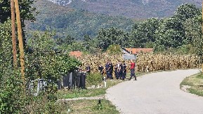 SIN (19) UBIJENE ŽENE U VUČITRNU NA PORTALIMA PROČITAO VEST DA MU JE MAJKA UPUCANA! Pekar-ubica pretio i mužu svoje žrtve!