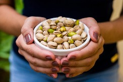 NE BACAJTE IH U ĐUBRE Ljuske od pistaća mogu da budu veoma korisne u bašti i dvorištu