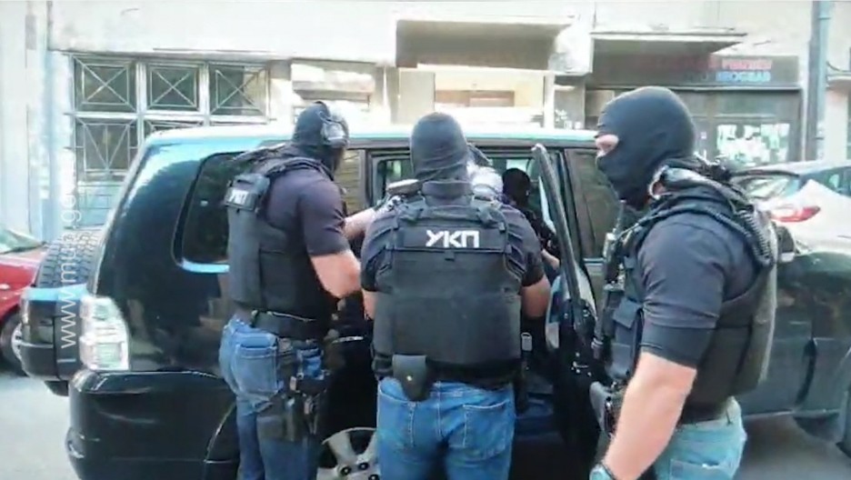 UHAPŠEN CRNOGORAC KOJI JE PUCAO KROZ PROZOR NA DORĆOLU Policija na ulici našla čaure, a u stanu PIJANCE!