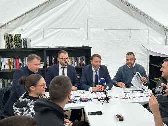 PREDSTAVNICI BANKE POŠTANSKE  ŠTEDIONICE O KREDITIMA ZA MLADE! Studenti koji hoće da uče u Pionirskom parku prisustvuju prezentaciji (VIDEO)