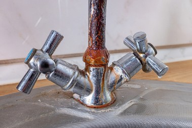 MUČITE SE DA OČISTITE RĐU? Upotrebite jedan predmet iz kuhinje, sve ćete skinuti očas posla!