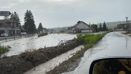 HITNO UKLONJENI PRELAZI PREKO REKE ČEMERNICE ZBOG OPASNOSTI OD POPLAVA: "Ostajemo u pripravnosti"