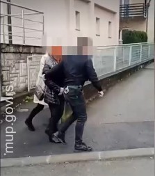 OVAKO JE UHAPŠENA DIREKTORKA U KRALJEVU Sumnja se da je napravila štetu u ukupnom iznosu od oko 387.928.000 dinara (VIDEO)