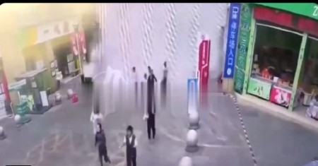 ŠOKANTAN SNIMAK IZ BANGKOKA Ogromna količina vode sa krova zgrade pada na prolaznike, oni BEŽE U PANICI (VIDEO)