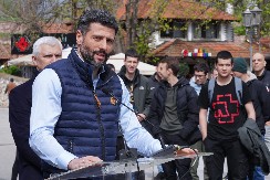 GRADONAČELNIK ŠAPIĆ NA CEREMONIJI ISPRAĆAJA JAPANSKIH AUTOBUSA U ZASLUŽENU PENZIJU:  Hvala Vladi Japana, danas sami obnavljamo vozni park (FOTO)