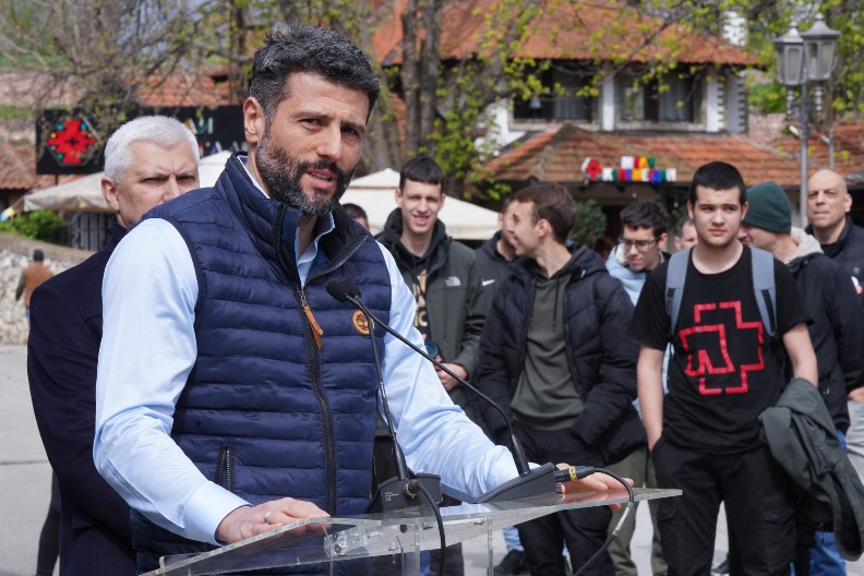 GRADONAČELNIK ŠAPIĆ NA CEREMONIJI ISPRAĆAJA JAPANSKIH AUTOBUSA U ZASLUŽENU PENZIJU:  Hvala Vladi Japana, danas sami obnavljamo vozni park (FOTO)