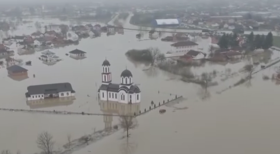 POTOPLJENA CRKVA U PRIJEDORU Poplava napravila katastrofu, automobili plutaju, samo se krovovi kuća vide iznad vode! (FOTO/VIDEO)