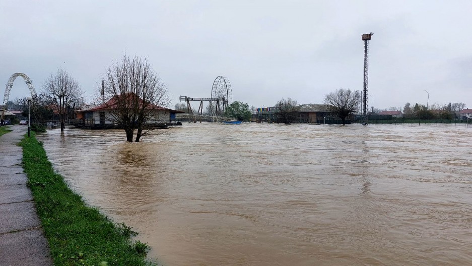 ZMIJE SE PENJU UZ KUĆE, BEŽE OD PRIRODNE KATASTROFE Jezive scene iz Prijedora izbezumile meštane
