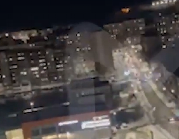 PANIKA U RUSIJI! Nepoznati čovek puca sa krova zgrade