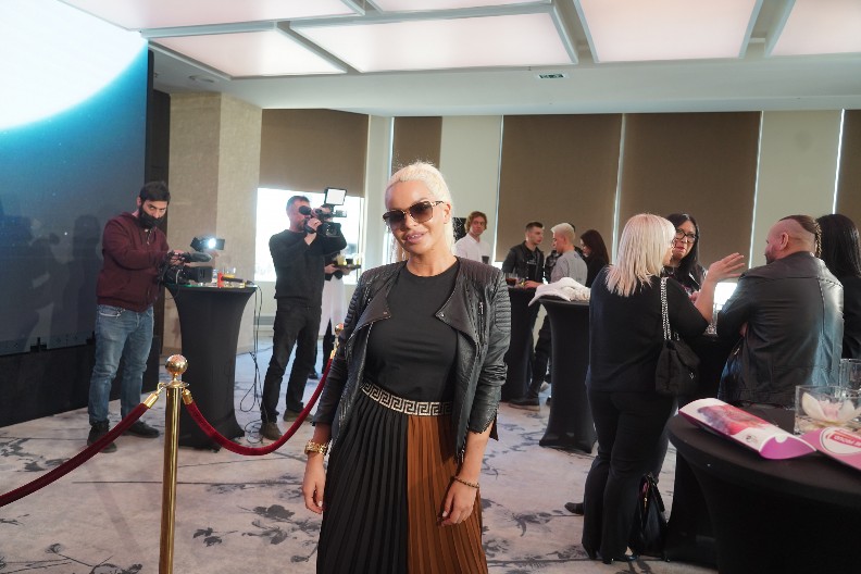 ZA NJU NIKADA NE BISTE REKLI DA IMA NEKOLIKO DIPLOMA Pevačica ima završene master studije, a sad hoće i doktorat